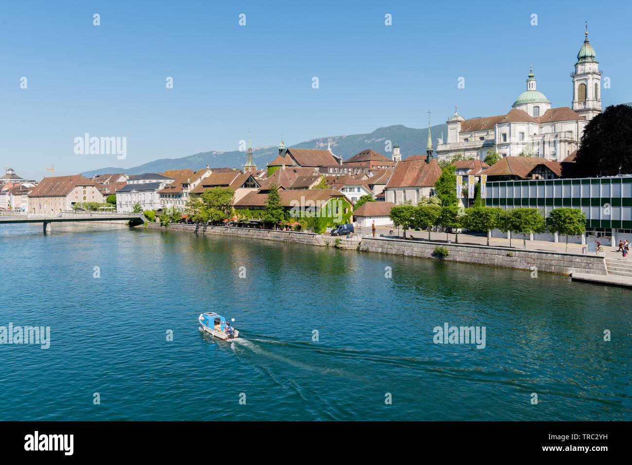 Solothurn, SO/Schweiz - vom 2. Juni 2019: Stadt Solothurn mit dem Fluss Aare panorama Stadtbild Blick auf die Altstadt und ein Fischerboot Überschrift Stockfoto