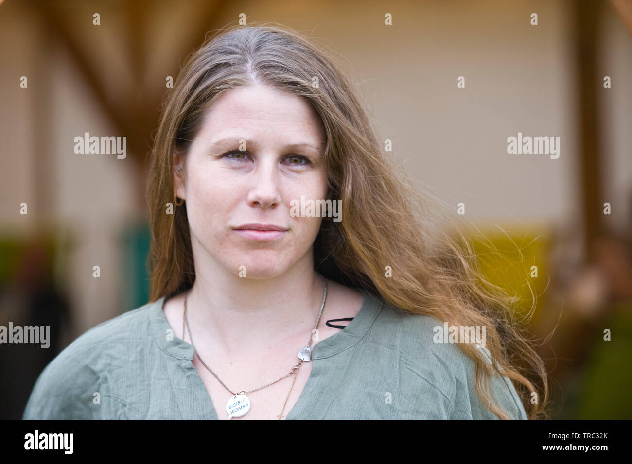 Caroline Criado-Perez OBE, gebürtige Brasilianerin, britische feministische Aktivistin und Journalistin, fotografiert beim Hay Festival Hay auf Wye Powys Wales UK Stockfoto