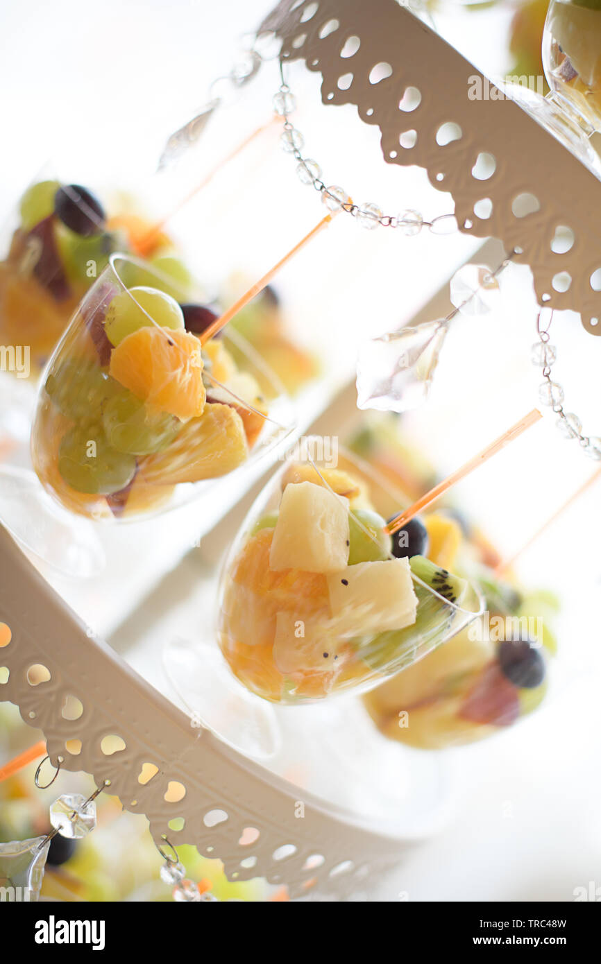 Glas Obst Cups Auf Eine Mehrstufige Kuchen Anzeige Eingestellt