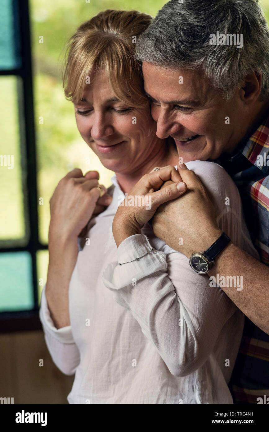 Paar, umarmen zu Hause Stockfoto