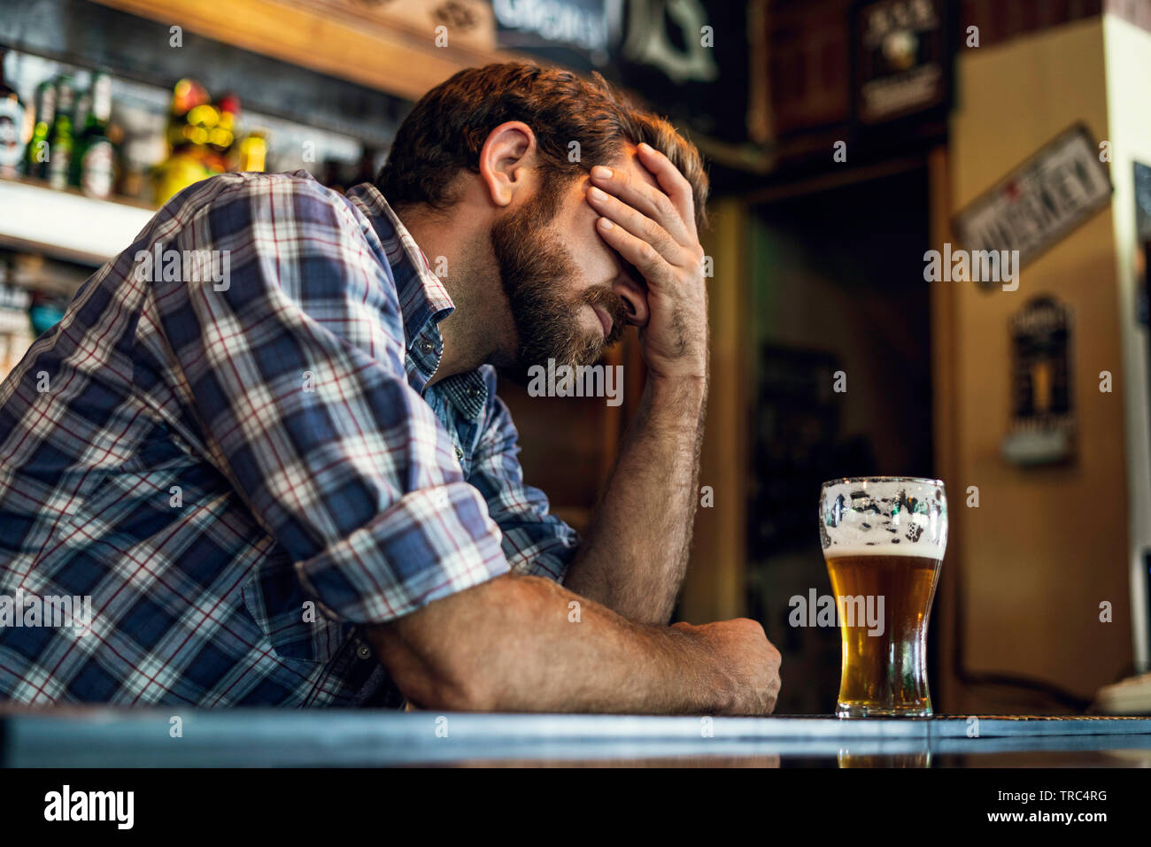 Traurige Mann sitzt im Bier Bar Stockfoto