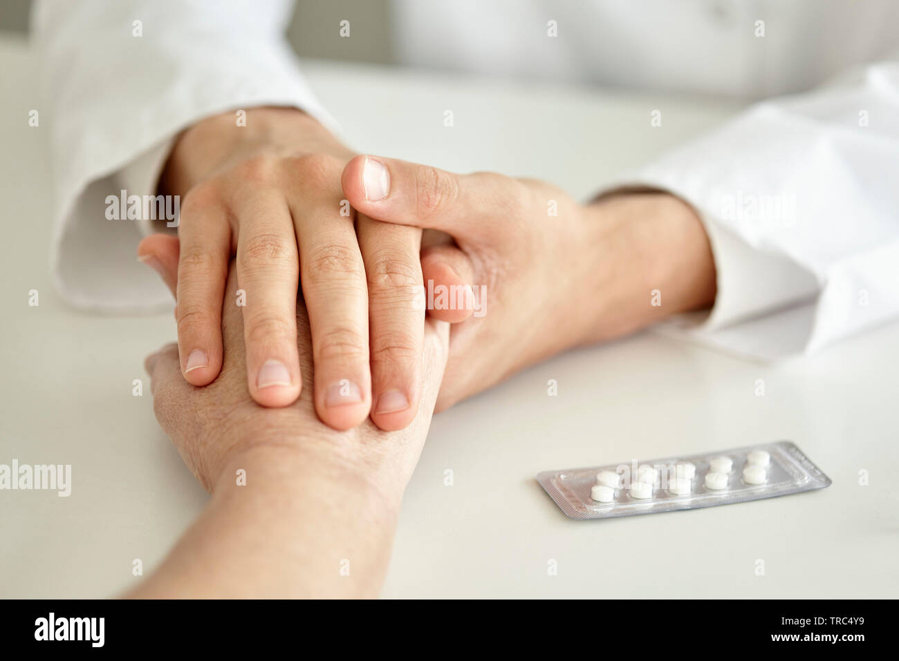 Nahaufnahme der Hand Arzt, Patient Stockfoto