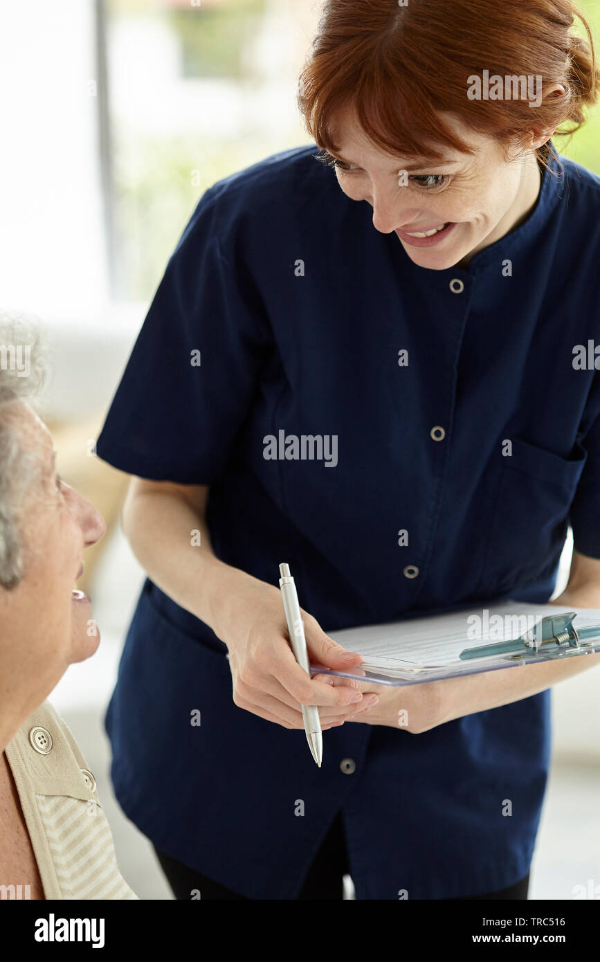 Krankenschwester im Gespräch mit Patienten Stockfoto