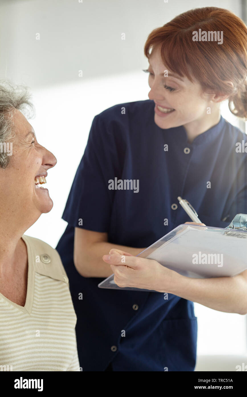 Krankenschwester schreiben Krankengeschichte des Patienten Stockfoto