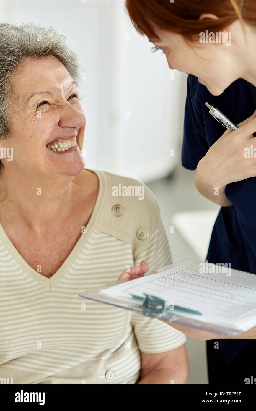 Krankenschwester im Gespräch mit Patienten Stockfoto