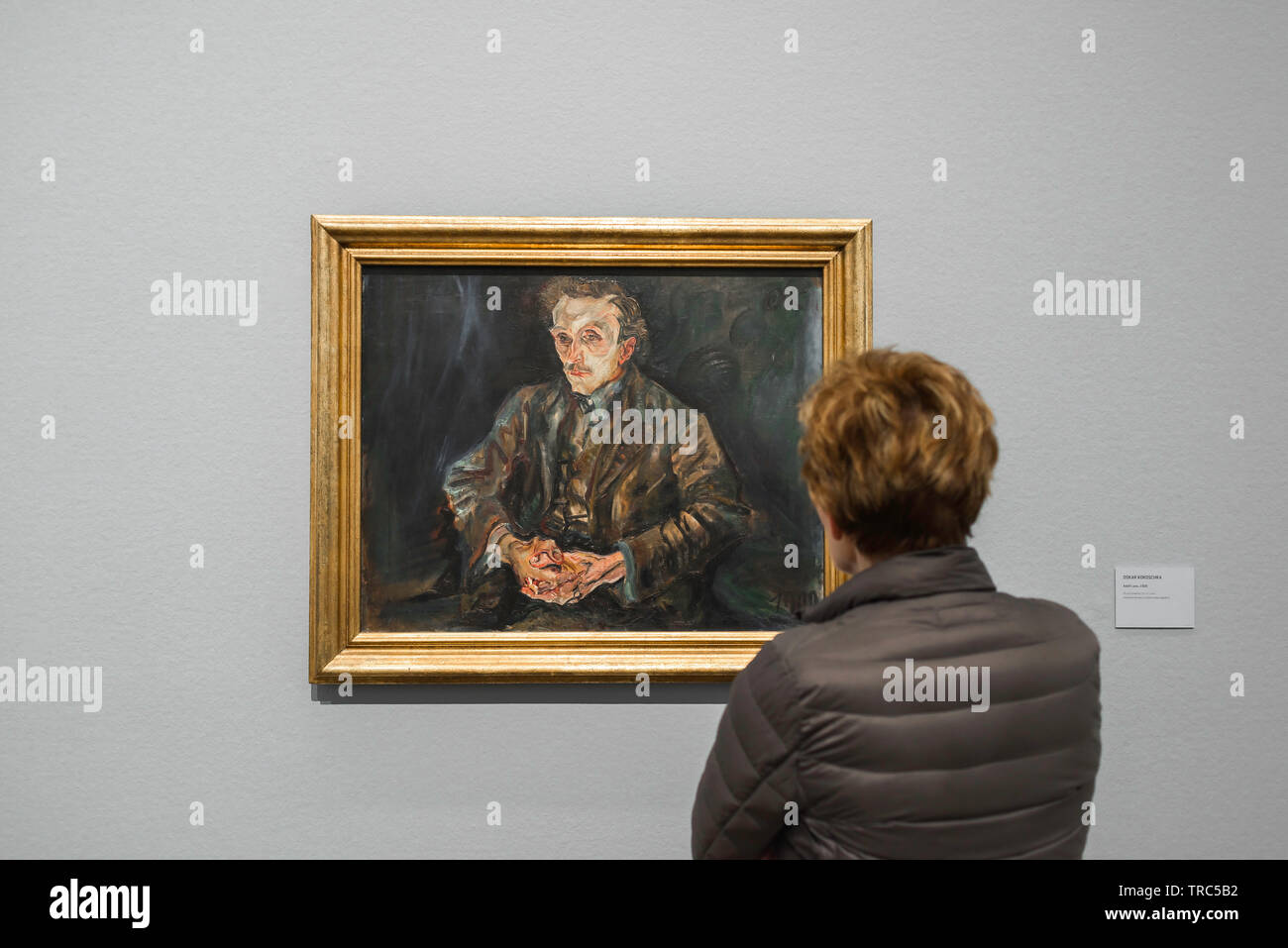 Kokoschka Wien, Rückansicht einer Frau auf der Suche nach Portrait von Adolf Loos von Oskar Kokoschka im Leopold Museum, Wien, Österreich. Stockfoto