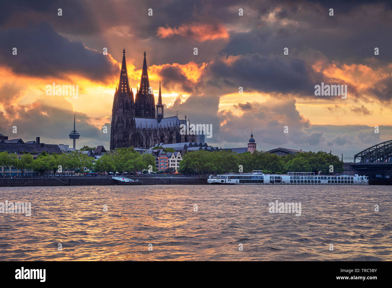 Köln, Deutschland. Stadtbild von Köln, Deutschland mit Kölner Dom bei Sonnenuntergang. Stockfoto