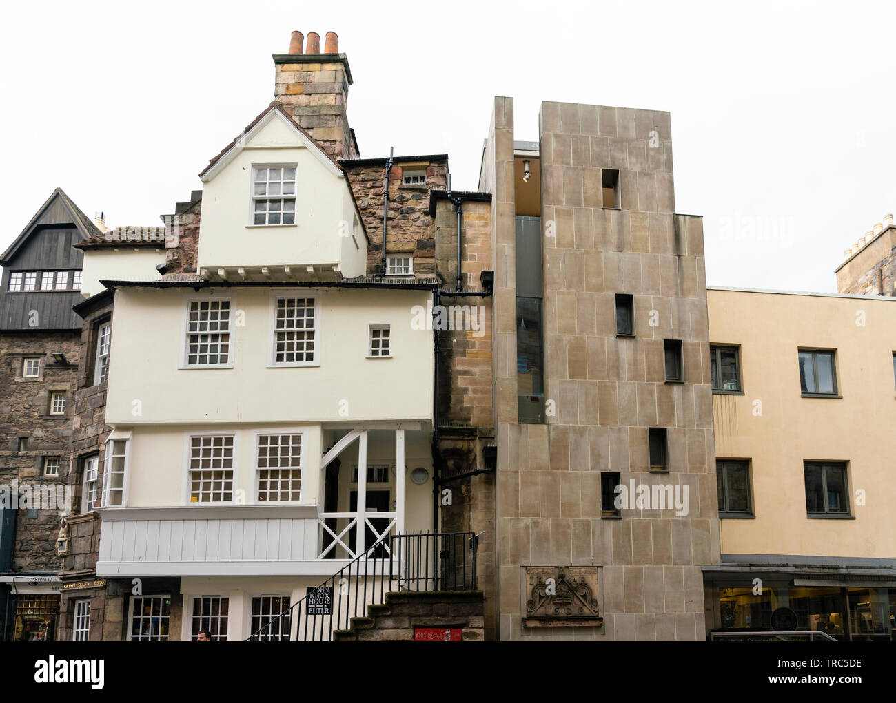 Gegenüberstellung alte und moderne Architektur mit John Knox Haus, Links und Scottish Storytelling Centre auf der rechten Seite auf der Royal Mile (Hohe Straße) in Edinburgh Stockfoto