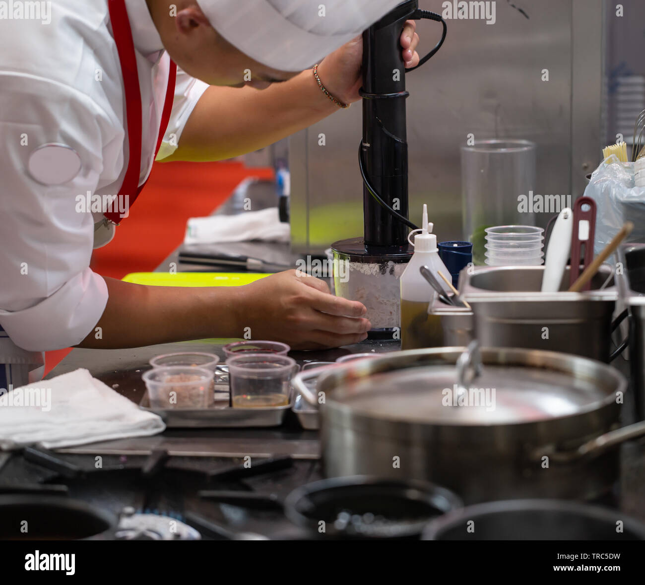 Koch mischen Fleisch in der hand Stabmixer Stockfoto