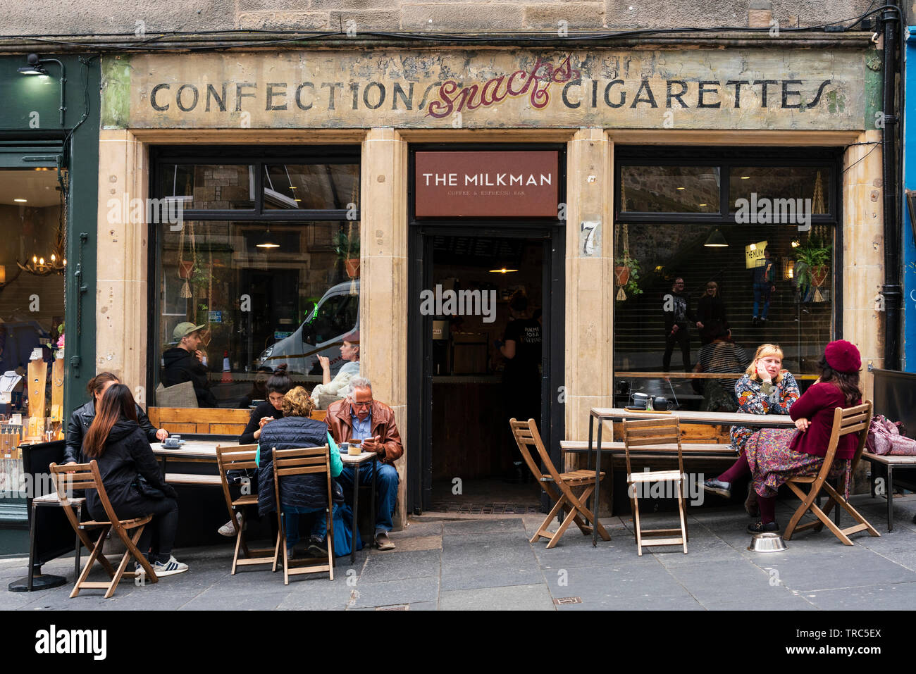 Außenansicht von Menschen in trendigen Der milchmann Cafe auf Cockburn Street in der Altstadt von Edinburgh, Schottland, Großbritannien Stockfoto