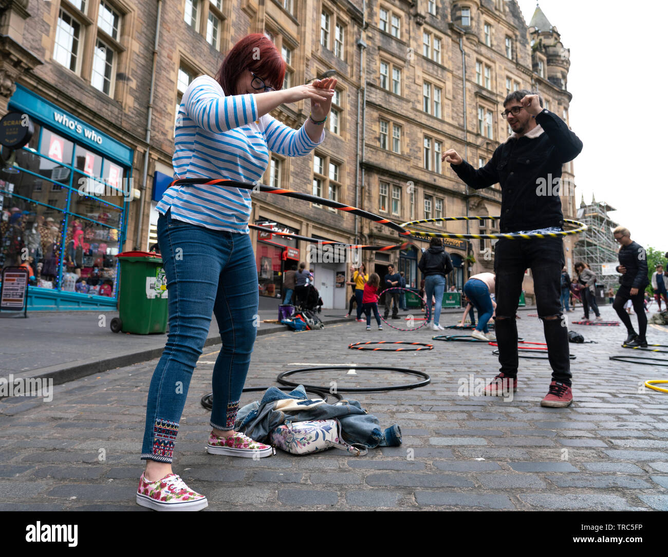 Die öffentliche Verwendung hoola Hoops auf Cockburn Street während der geöffneten Straßen Tag am 2. Juni 2019 in der Altstadt von Edinburgh, Schottland, Großbritannien Stockfoto