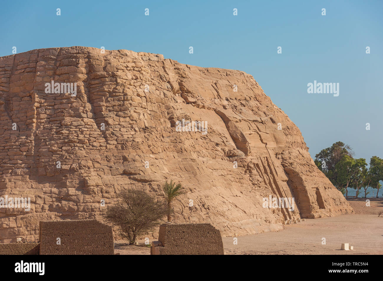 Seitenansicht der Kleine Tempel der Nefertari in Abu Simbel Stockfoto