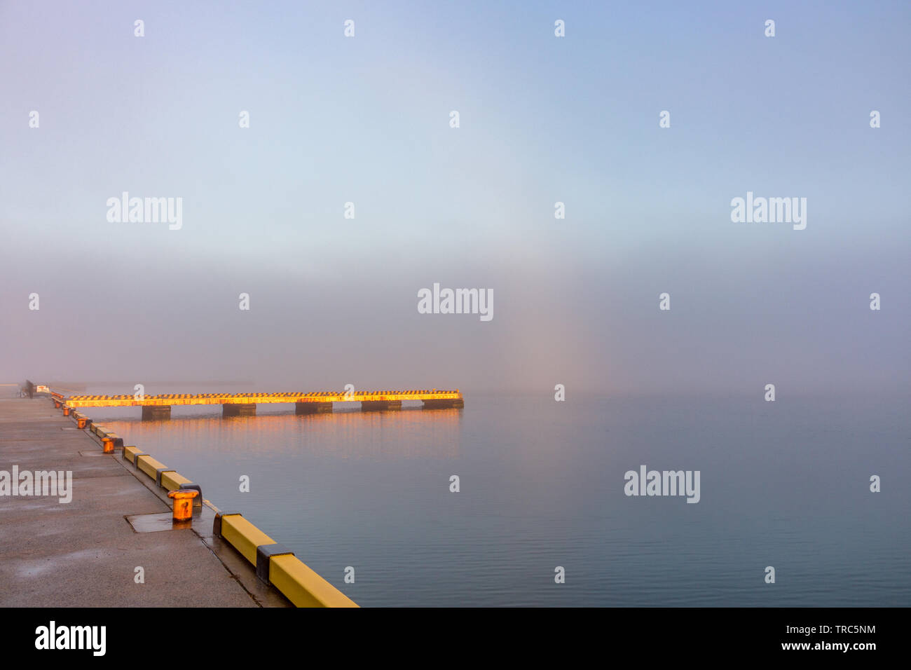 Harbour Jetty mit schwachen fogbow oder Weißer Regenbogen, kurz nach Sonnenaufgang, früh Morgens Nebel, bei Wakura Onsen Badeort, Noto Halbinsel gesehen, ICH Stockfoto