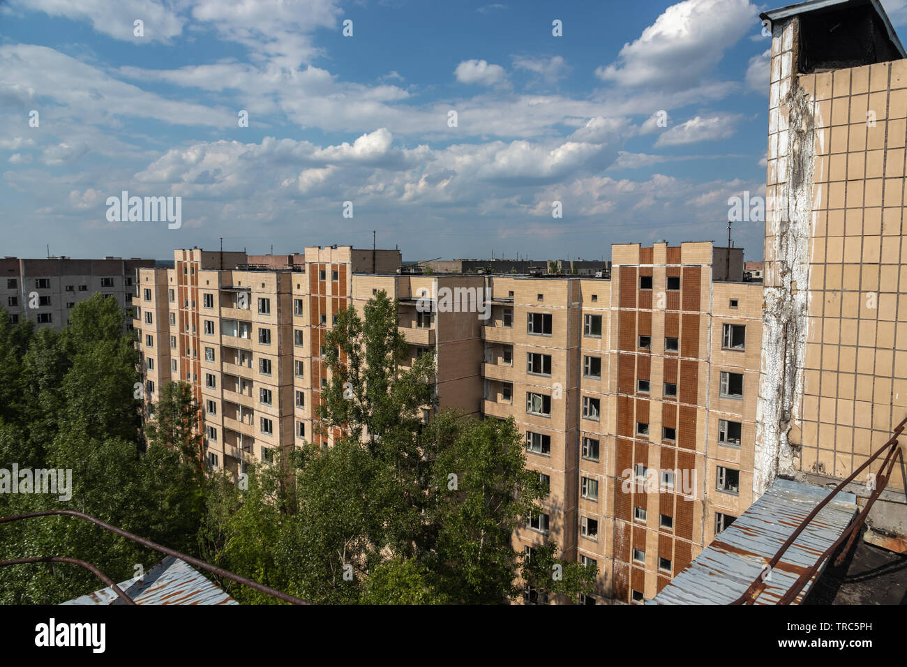 Blick vom Dach des verlassenen Stadt Pripyat in der Nähe des ehemaligen Kernkraftwerk Tschernobyl Tschernobyl Sperrzone,, Ukraine Stockfoto