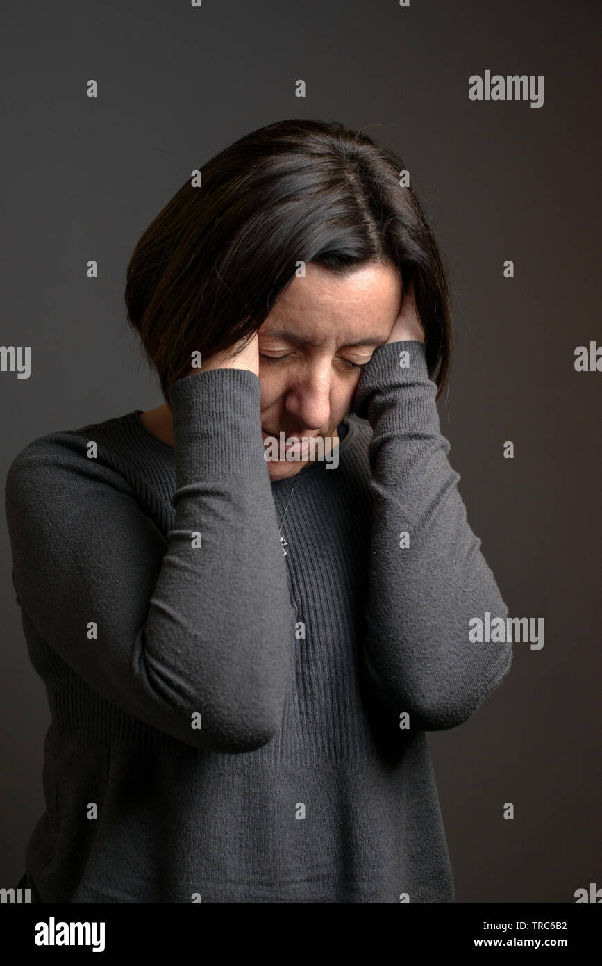 Frau leidet unter starken Kopfschmerzen Stockfoto