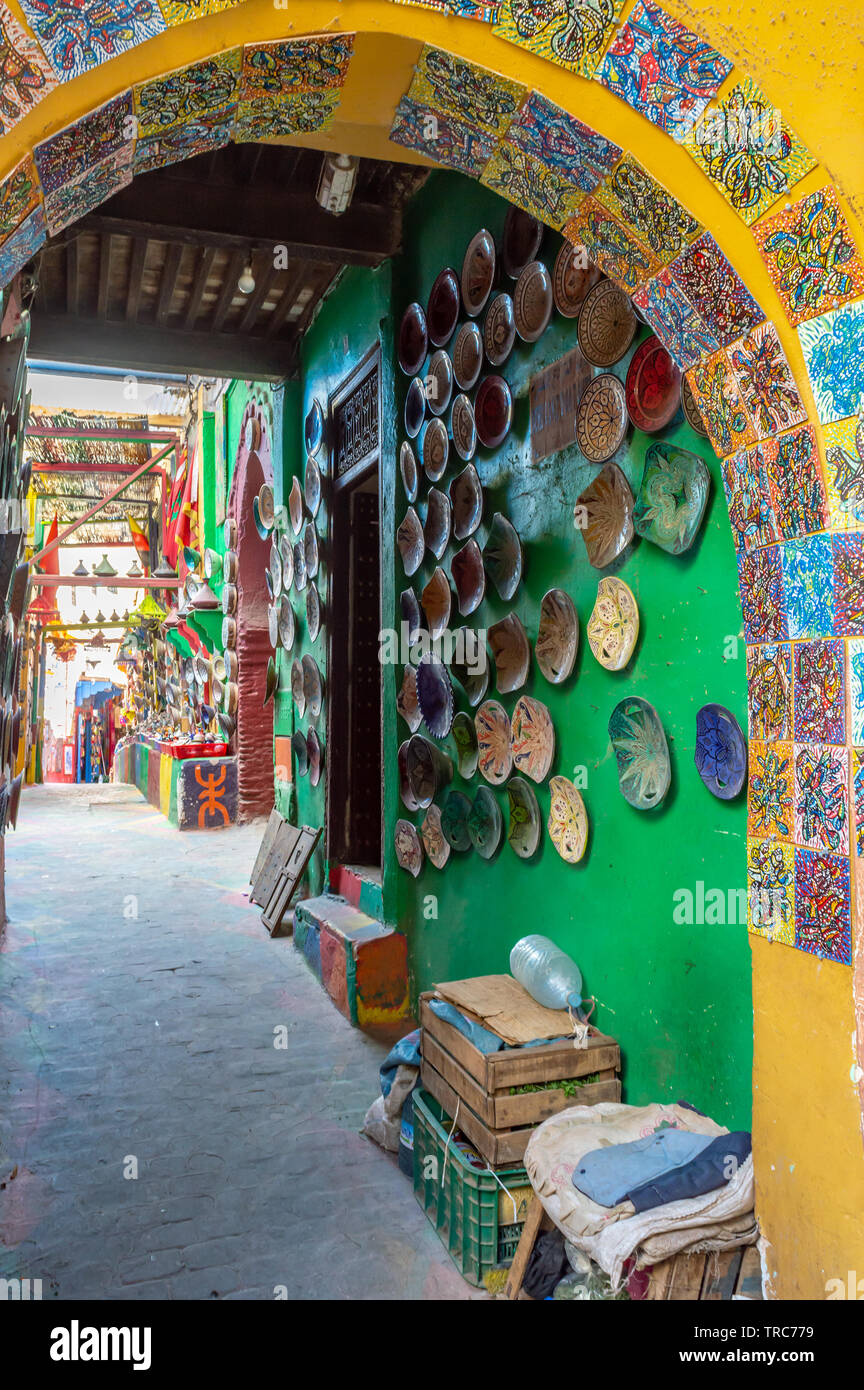 Bunte Keramik in der Souk in der Medina von Fes, Marokko Stockfoto