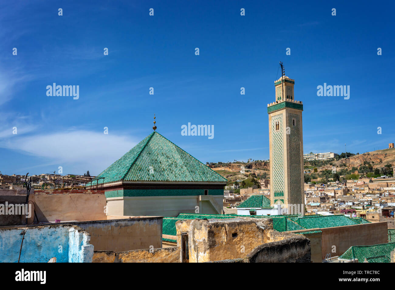 Luftaufnahme des grünen Daches und Minarett von Al Karaouine Moschee in Fes, Marokko Stockfoto