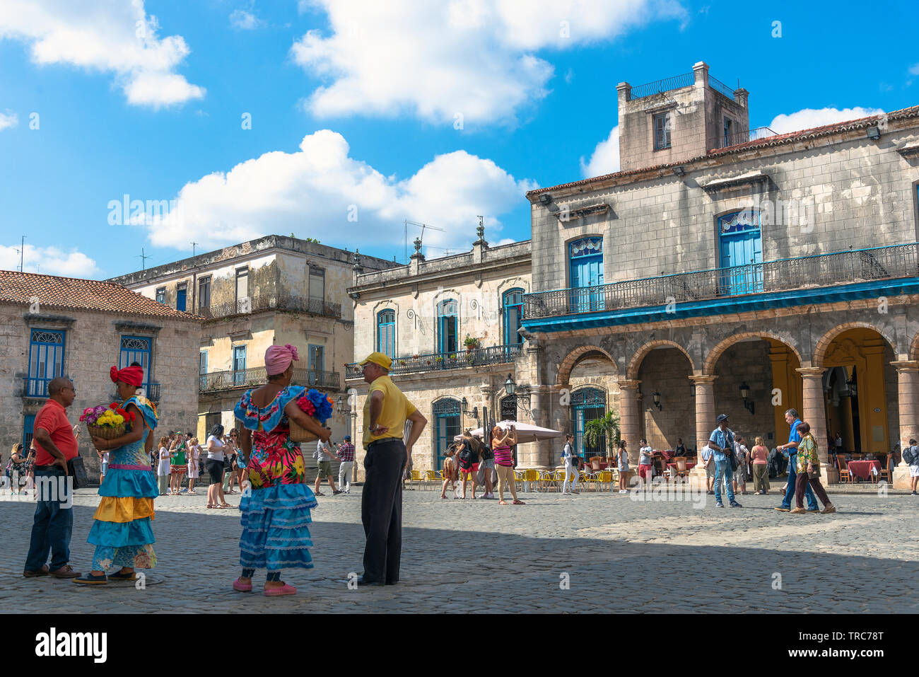 Die Kubaner und Touristen logieren im 18. Jahrhundert Barock Plaza de la Catedral eine der vier wichtigsten Plätze in Havanna, Kuba, Karibik Stockfoto