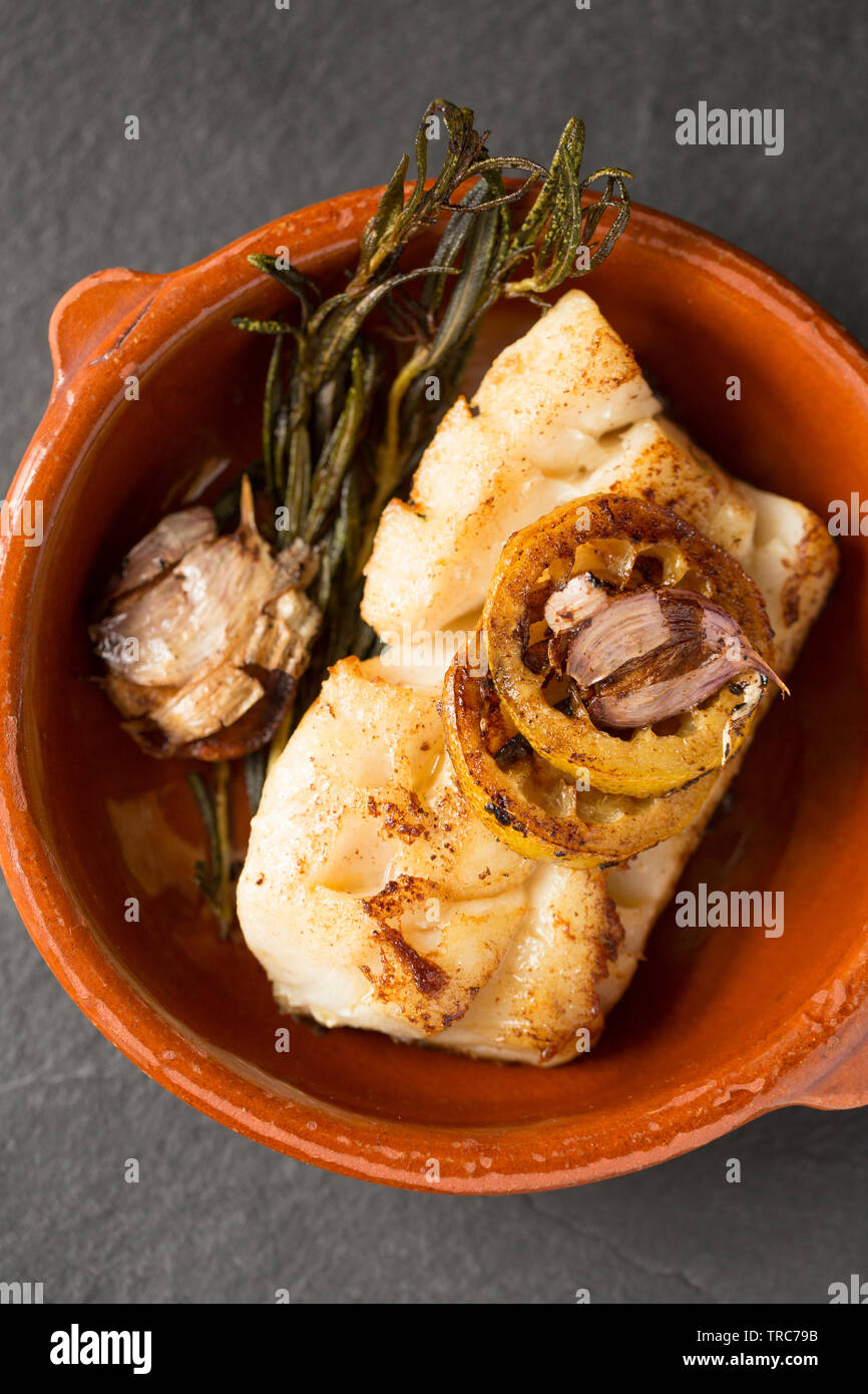 Ein warmes, dicke Filet von der Pollack Pollachius pollachius, die auf der Stange und die Leitung vom Boot im Englischen Kanal gefangen wurde. Es hat in Öl gebraten. Stockfoto