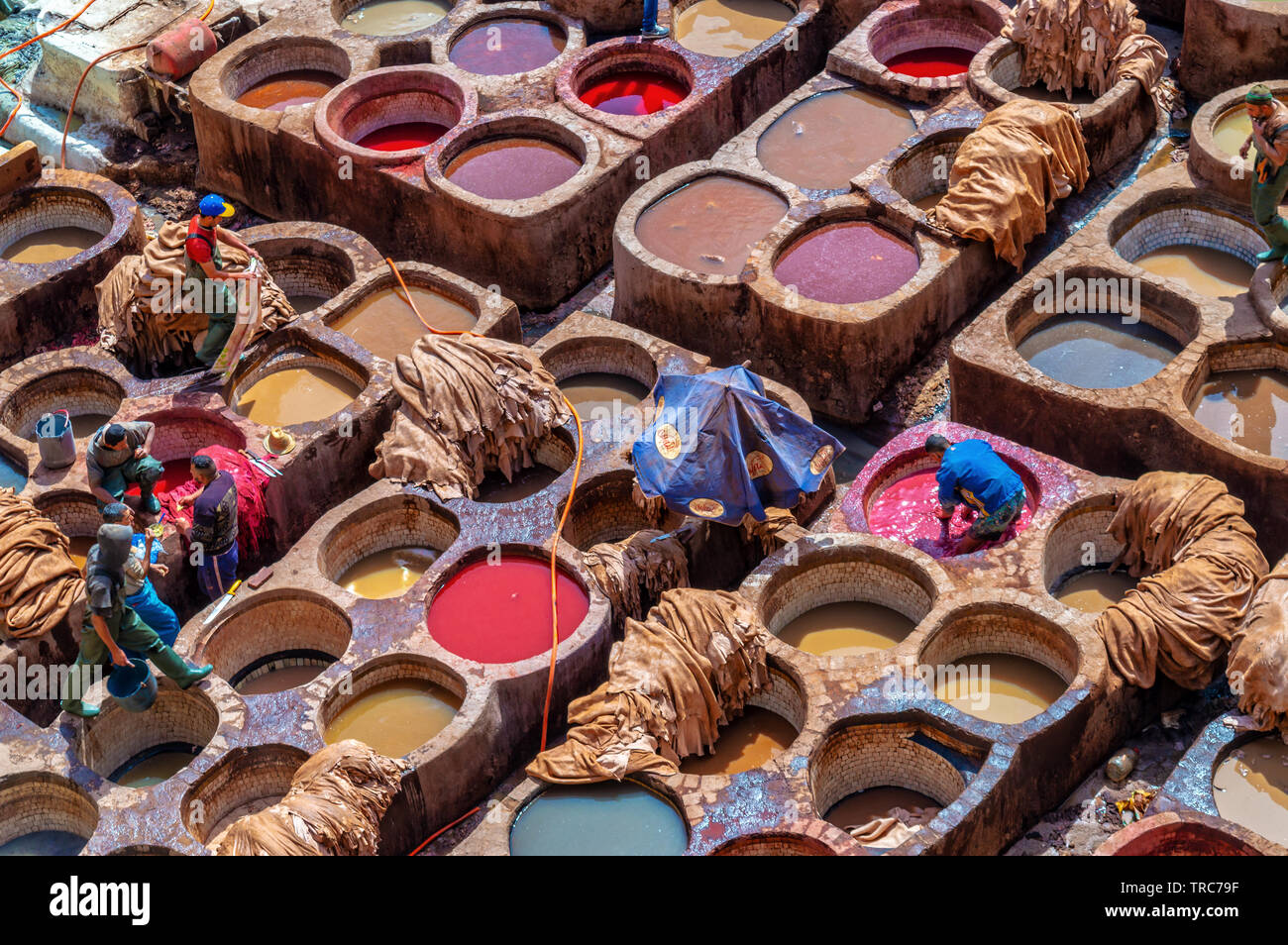 Luftaufnahme der bunten Leder Gerbereien von Fes, Marokko Stockfoto