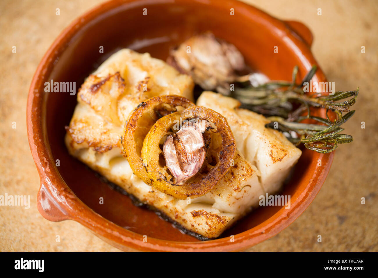 Ein warmes, dicke Filet von der Pollack Pollachius pollachius, die auf der Stange und die Leitung vom Boot im Englischen Kanal gefangen wurde. Es hat in Öl gebraten. Stockfoto