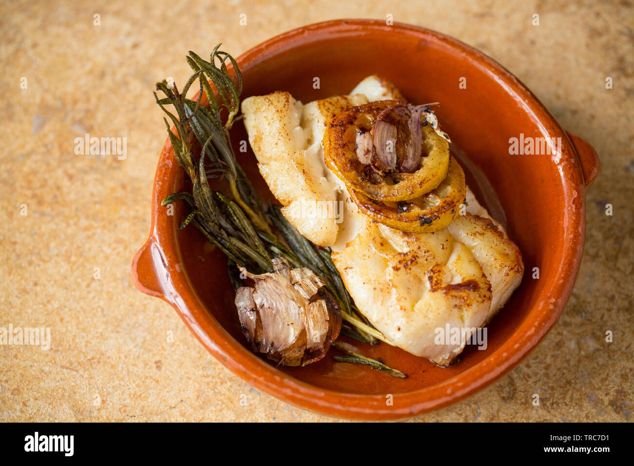 Ein warmes, dicke Filet von der Pollack Pollachius pollachius, die auf der Stange und die Leitung vom Boot im Englischen Kanal gefangen wurde. Es hat in Öl gebraten. Stockfoto