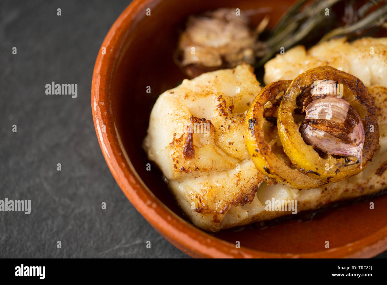 Ein warmes, dicke Filet von der Pollack Pollachius pollachius, die auf der Stange und die Leitung vom Boot im Englischen Kanal gefangen wurde. Es hat in Öl gebraten. Stockfoto