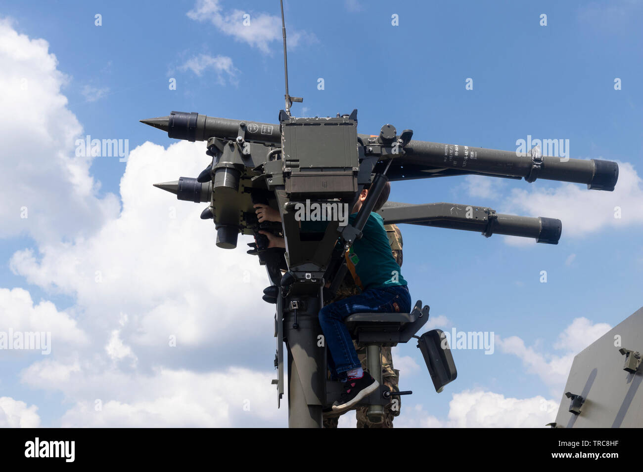 BUDAPEST/UNGARN - 05.18, 2019: ein Mistral-twin Rakete Revolver bei einer Verteidigung zeigen, vor blauem Himmel. Stockfoto