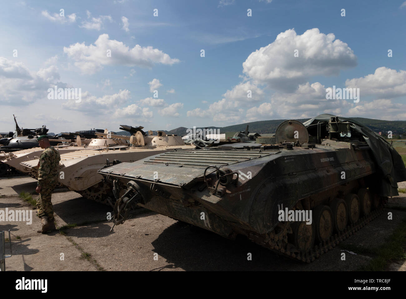 BUDAPEST/UNGARN - 05.18, 2019: Vintage sowjetischen BMP-1 Panzergrenadier Kampffahrzeugen auf Anzeige an eine Verteidigung zeigen. Hellen Sommertag mit blauem Himmel. Stockfoto