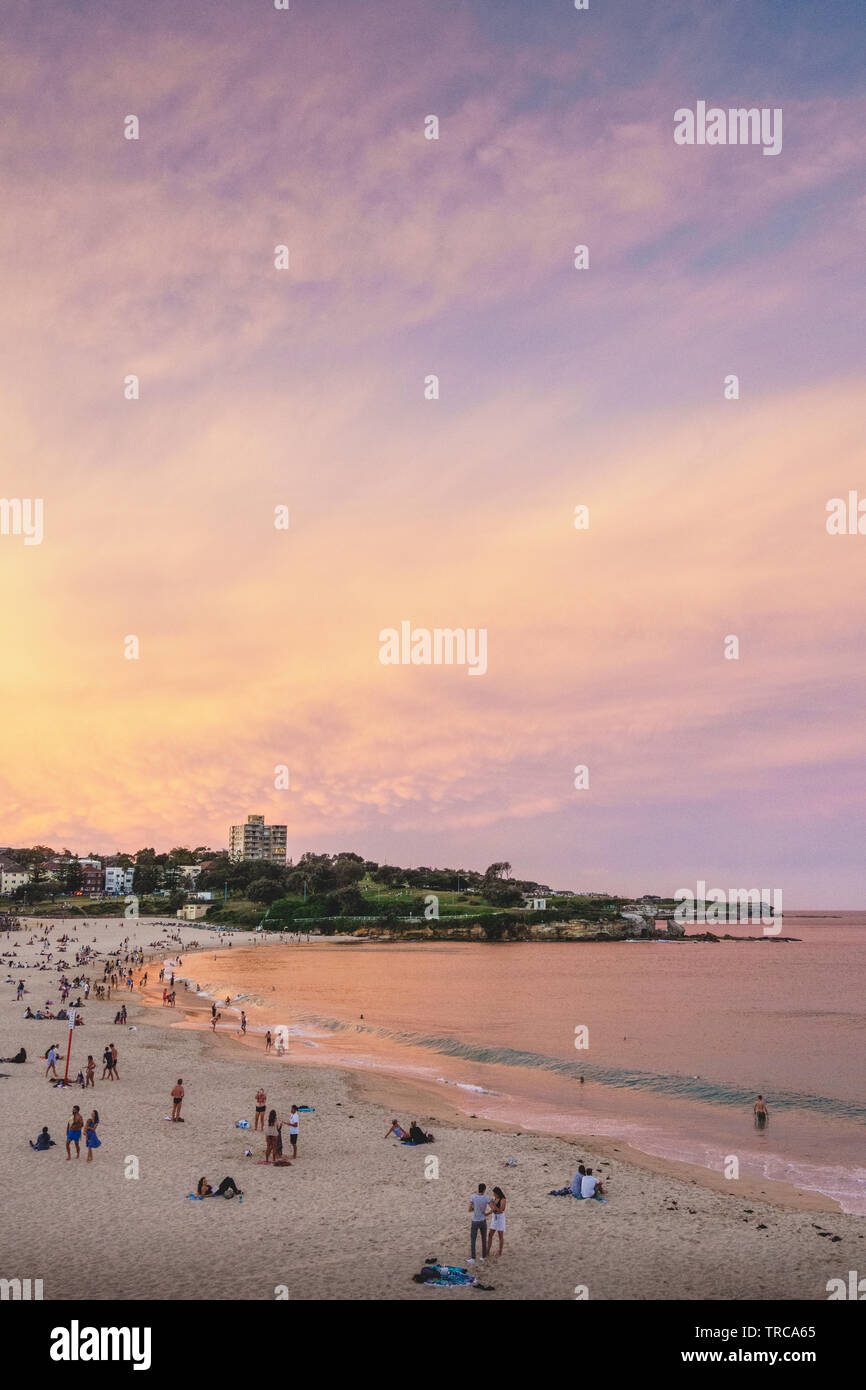 Farbenfroher Sonnenuntergang über Coogee Beach, New South Wales Stockfoto