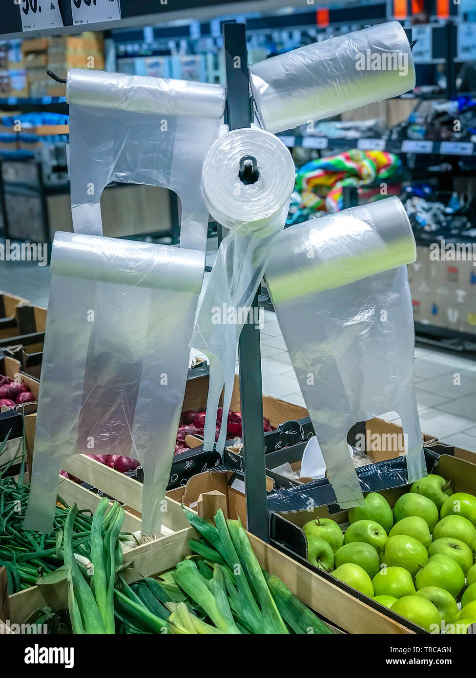 Kunststoff Cellophansäckchen hängen auf dem Stand im Supermarkt Obst - Gemüse Abteilung. Stockfoto