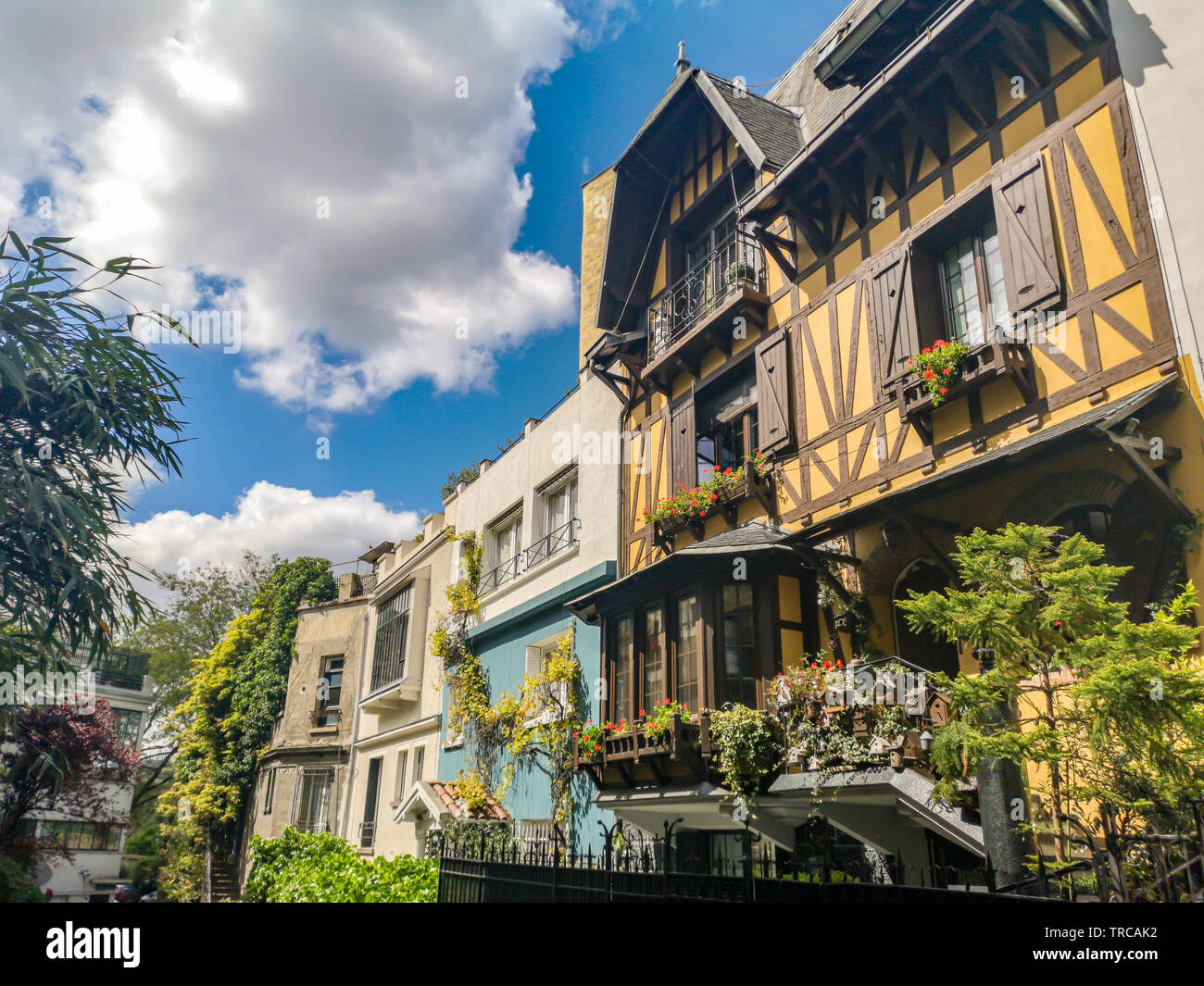 Malerische kleine Straße von Villa Montsouris, Paris, Frankreich Stockfoto