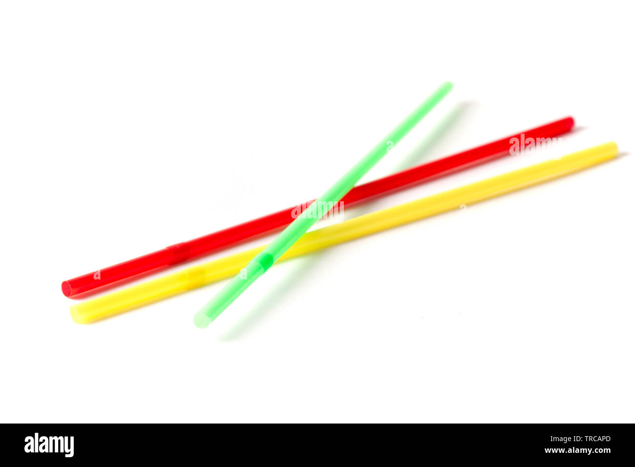 Mehrere bunte Trinkhalme auf weißem Hintergrund. Stockfoto
