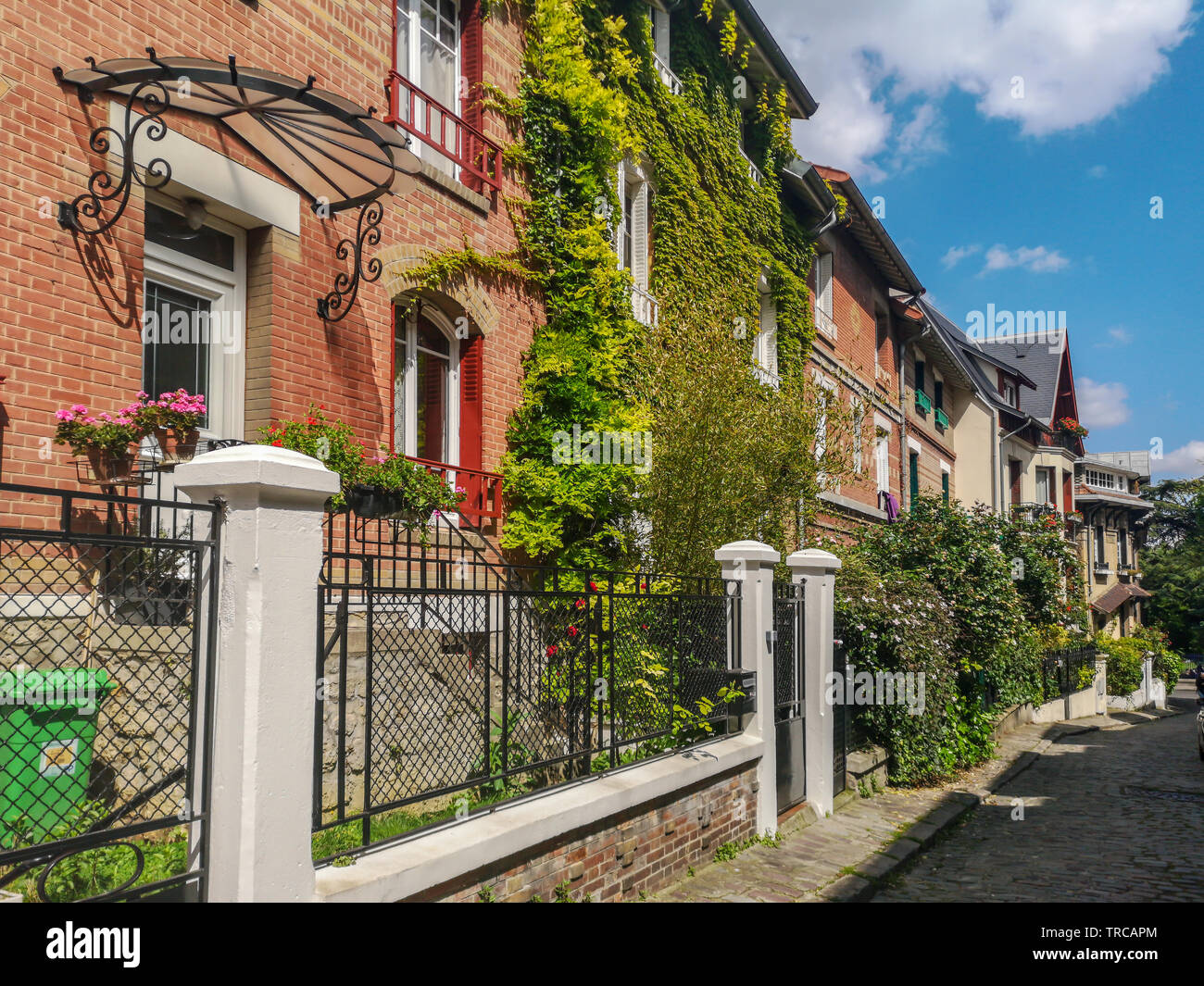 Malerische kleine Straße von Villa Montsouris, Paris, Frankreich Stockfoto