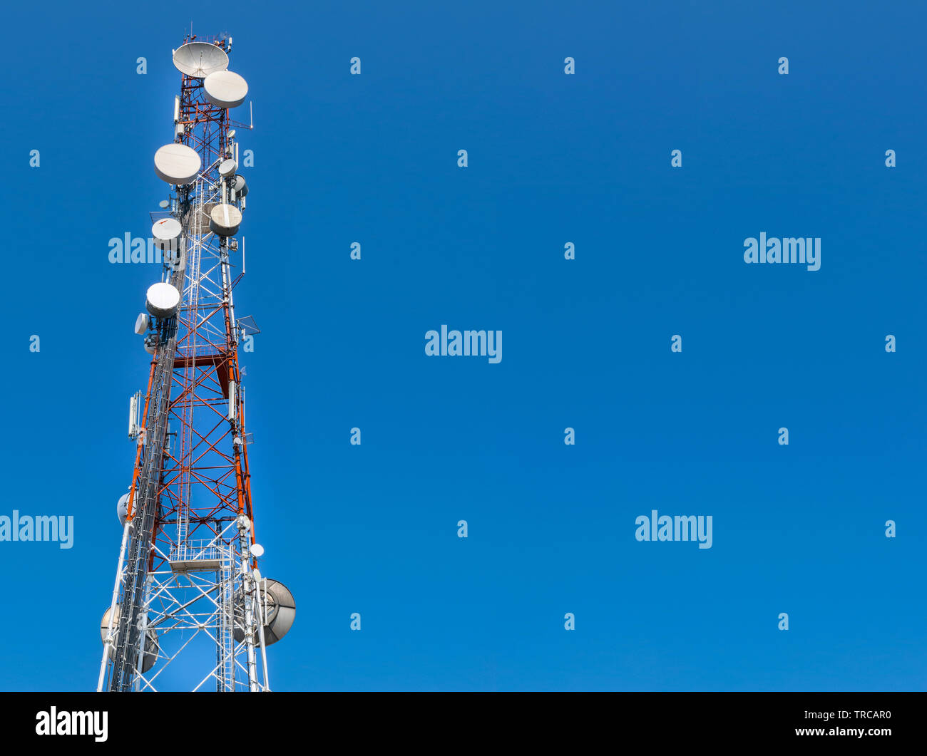 Drahtlose GSM-Antenne Tower mit Kopie Raum Stockfoto
