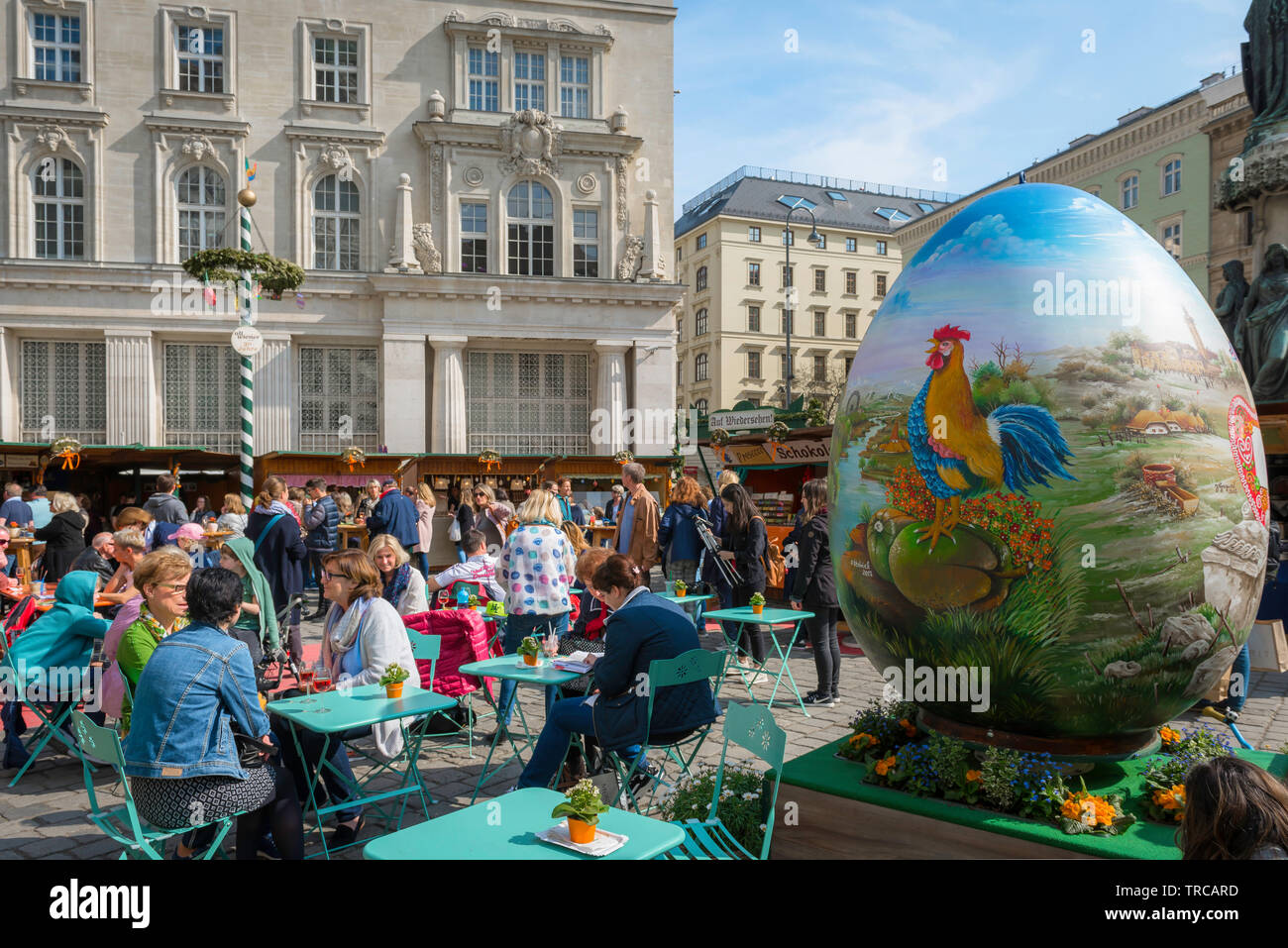 Wien Ostermarkt, Blick auf die Menschen im Cafe Tabellen in der Ostermarkt am Hof sitzen in der Mitte der Stadt von Wien, Wien, Österreich. Stockfoto