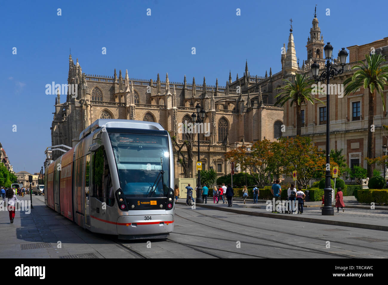 Straßenbahn auf der Constitution Avenue in Sevilla, Andalusien, Spanien, Europa Stockfoto