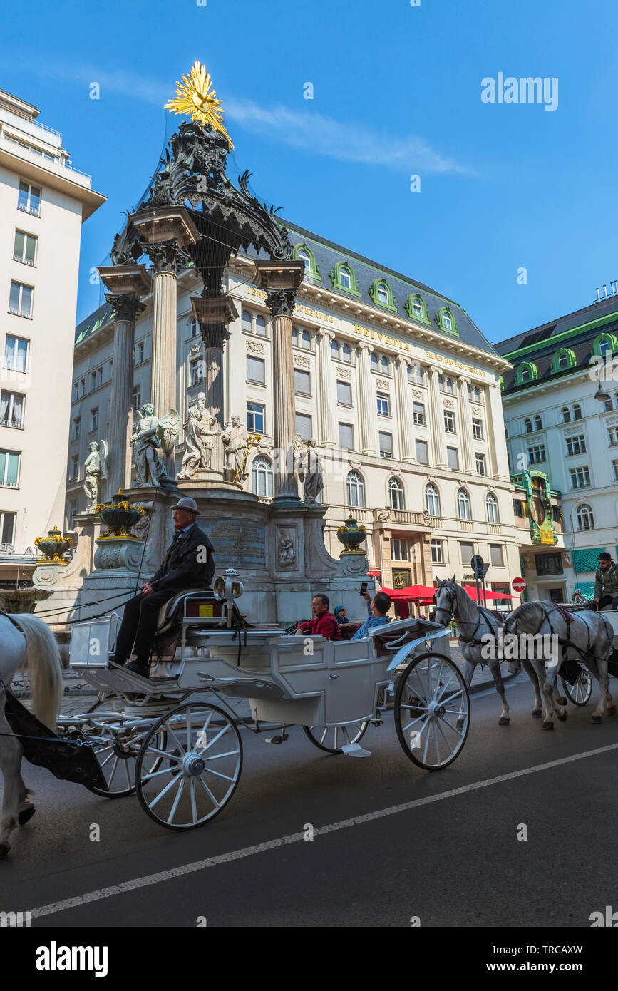 Wien Tourismus, Blick auf eine Kutsche mit Touristen und die Vermahlungsbrunnen Monument, das sich in der Altstadt von Wien, Österreich. Stockfoto