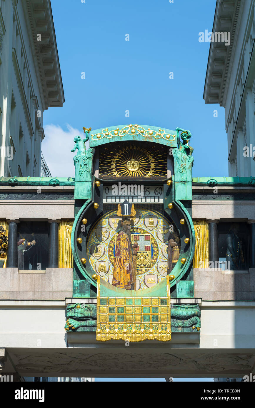 Ankeruhr Wien, Blick auf die Ankeruhr (ankeruhr), eine große Jugendstil Uhr in Hoher Markt in die Innere Stadt, Wien, Österreich. Stockfoto