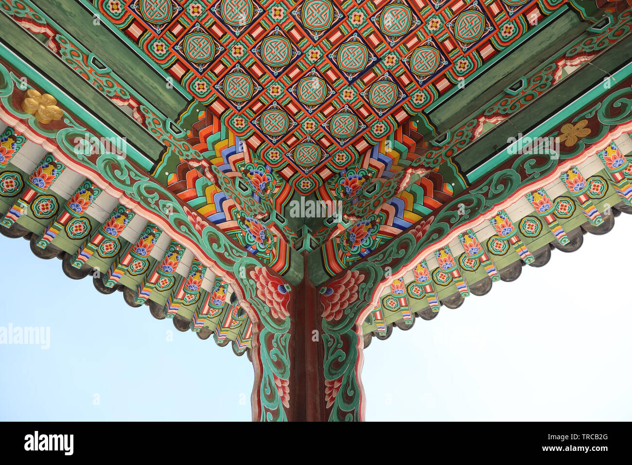 Bunte Ecke einer Decke in Changgyeonggung-palast Palace, Seoul, Südkorea Stockfoto