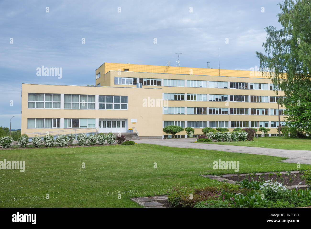 Stadt Priekuli, der Lettischen Republik. Old Manor Wo ist Schule. Gelbes Haus und Bürgersteig. Jun 1. 2019 Reisen Foto. Stockfoto