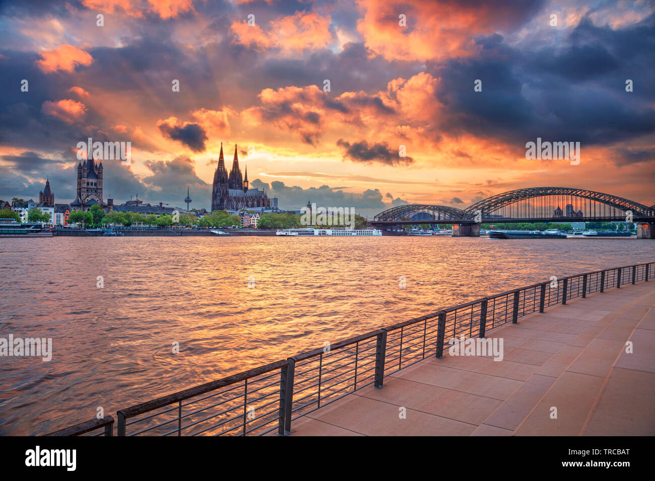 Köln, Deutschland. Stadtbild von Köln, Deutschland mit Kölner Dom und Hohenzollernbrücke bei dramatischem Sonnenuntergang. Stockfoto