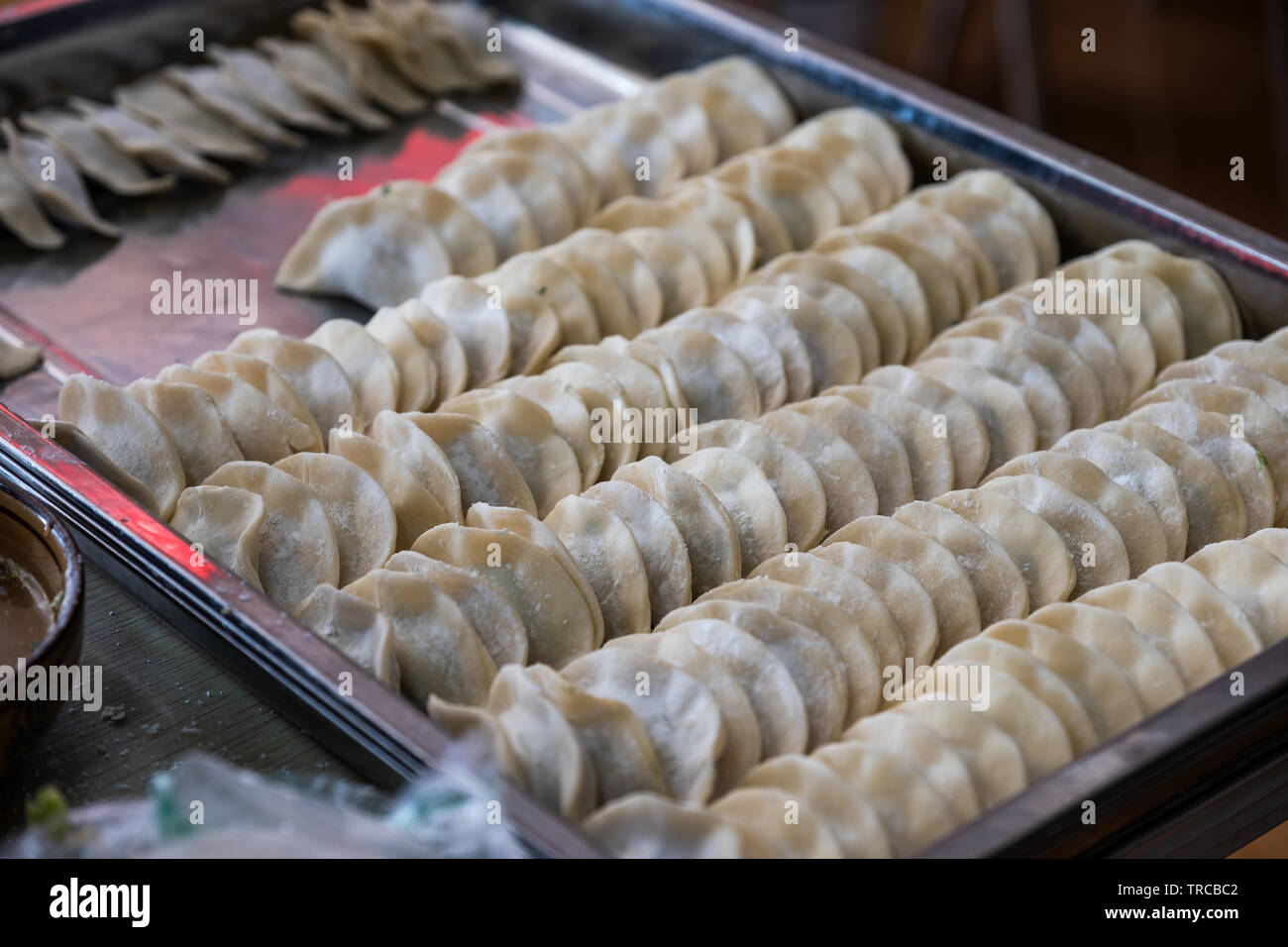 Gelbe zeilen Knödel pflanzliche Füllung auf Fach Stockfoto