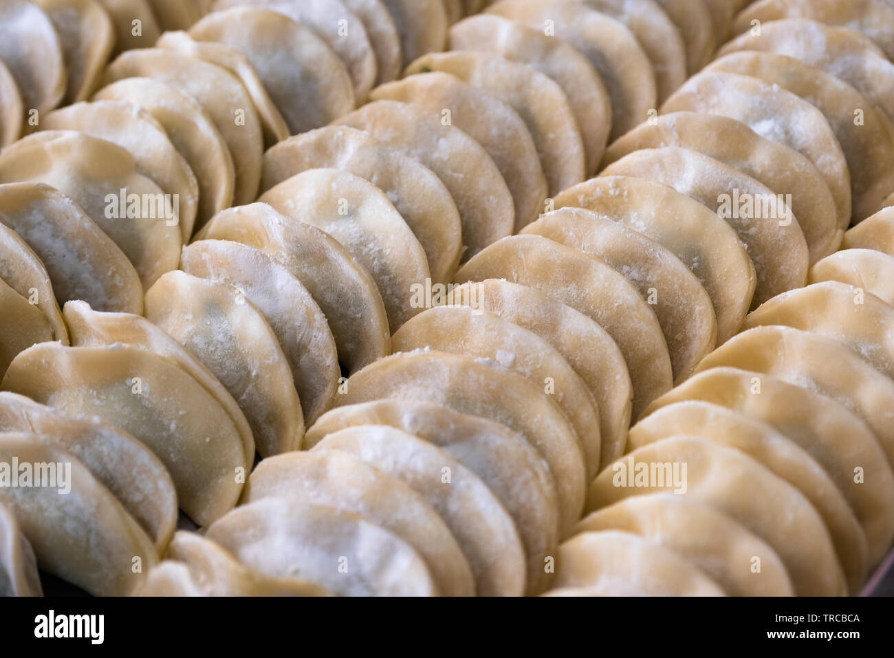 Gelbe zeilen Knödel pflanzliche Füllung auf Fach Stockfoto