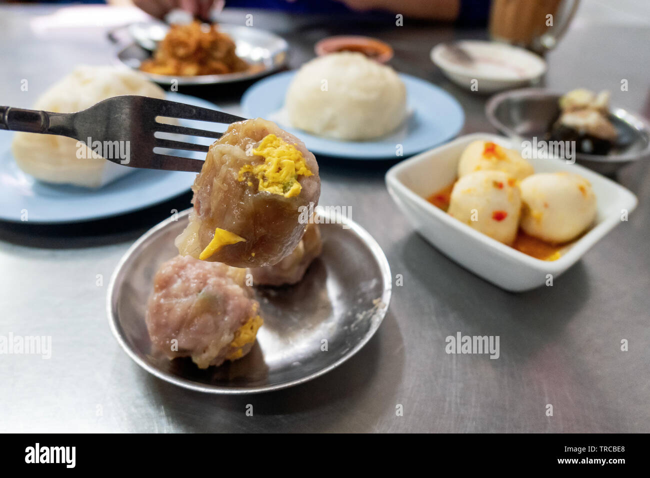 Shrimp dumpling auf Gabel in der chinesischen Restaurant Stockfoto