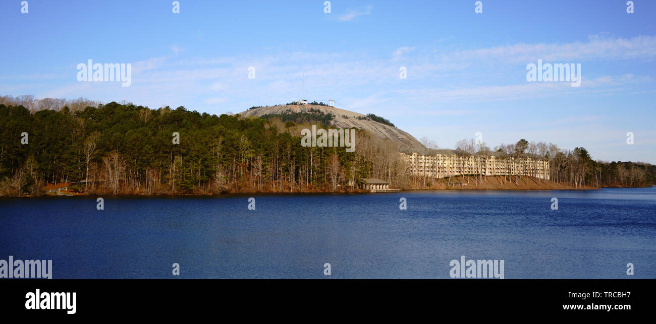 Panoramablick auf die Landschaft von Stone Mountain Lake mit Stone Mountain Summit. Natürliche Schönheit der berühmten Stone Mountain Park in der Nähe von Atlanta, Georgia, USA. Stockfoto