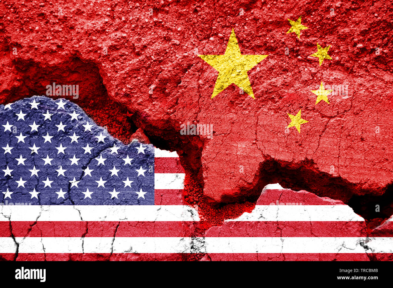 Flagge der USA und China auf Risse im Hintergrund. Konzept der Krise zwischen zwei Nationen, Washington und Peking Stockfoto