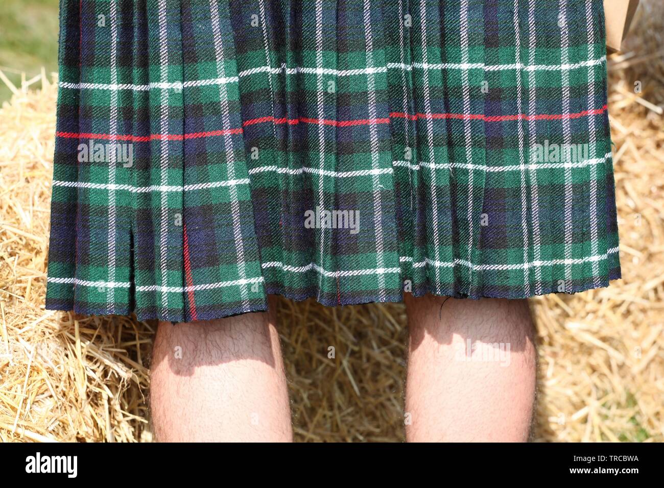 Beine eines Mannes im schottischen Kilt grün Stockfoto