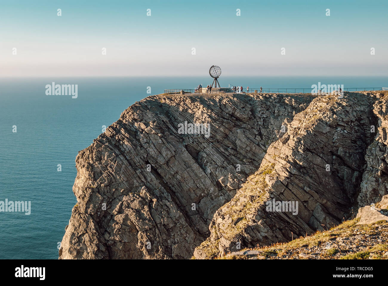 Blick auf die North Cape, der nördlichste Punkt von Kontinentaleuropa, den Felsen über dem Meer mit der berühmten Kugel von Menschen umgeben. Stockfoto