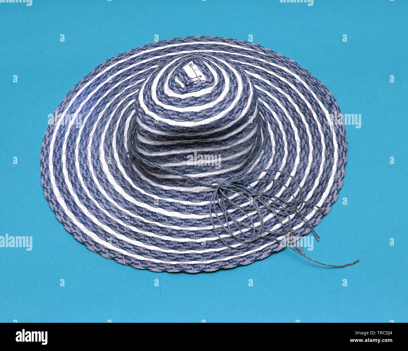 Retro marine Streifen Stroh Sommer Hut auf blauem Hintergrund Stockfoto
